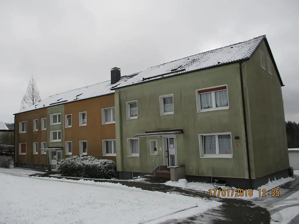 Fassade eines Hauses vor der Reinigung