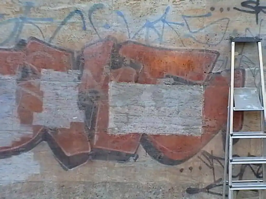 Beispiel einer effektiven Graffitientfernung Beispiel einer effektiven Graffitientfernung