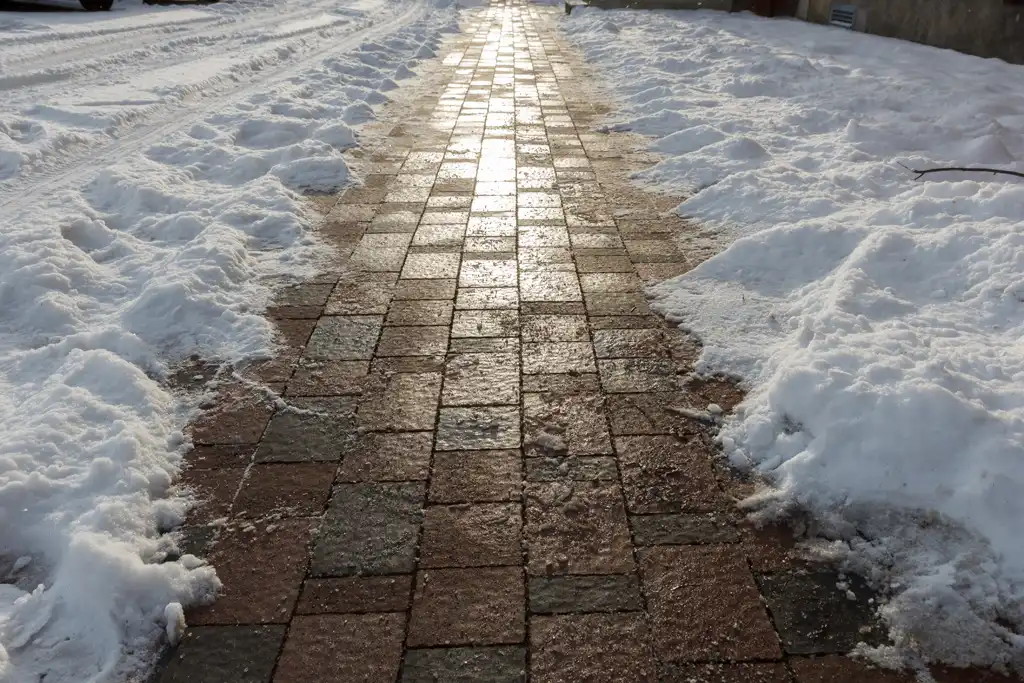 Schnee von Gehsteig entfernt Schnee von Gehsteig entfernt